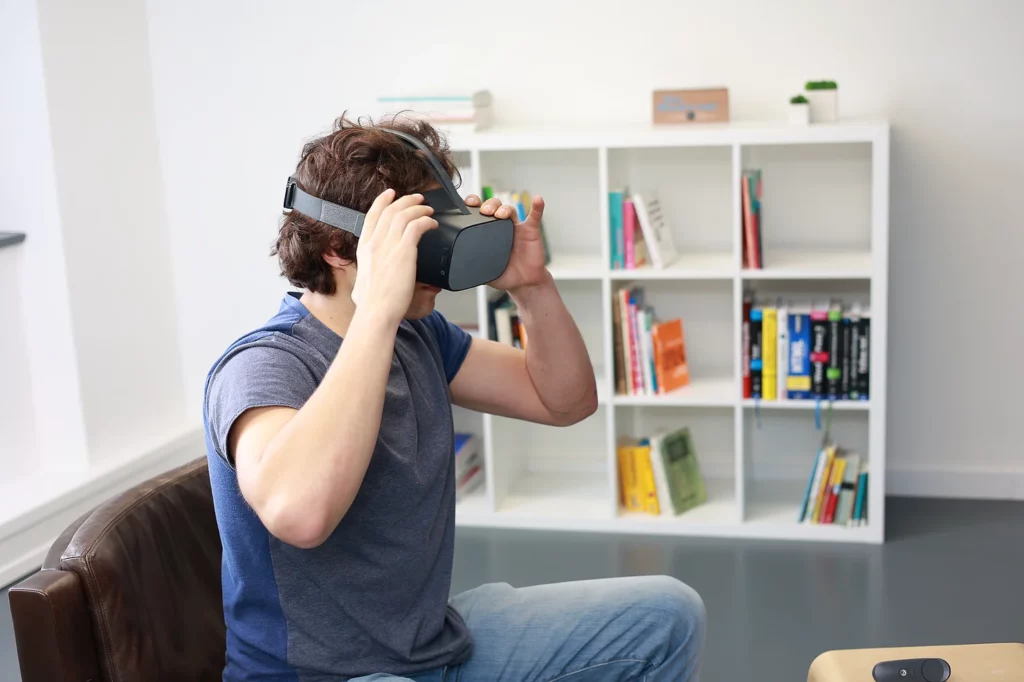 Junger Mann trägt eine VR Brille